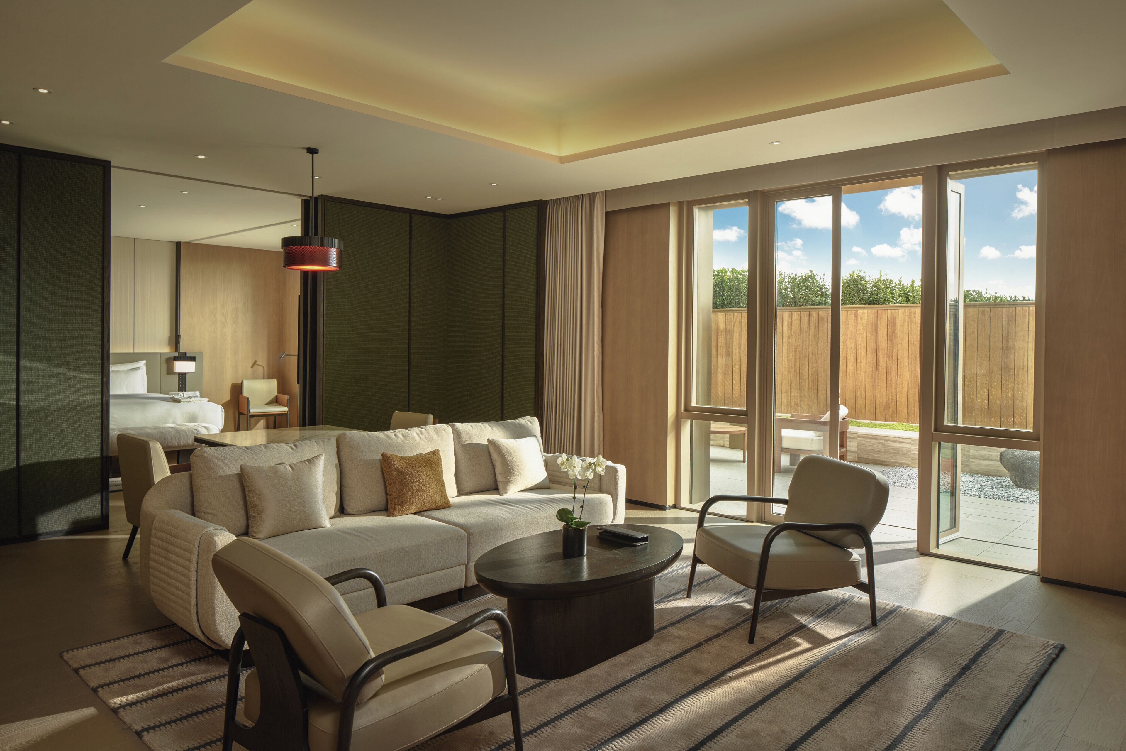 Luxe suite, patio, uitzicht op stad | Luxe beddengoed, donzen dekbedden, een minibar, een kluis op de kamer