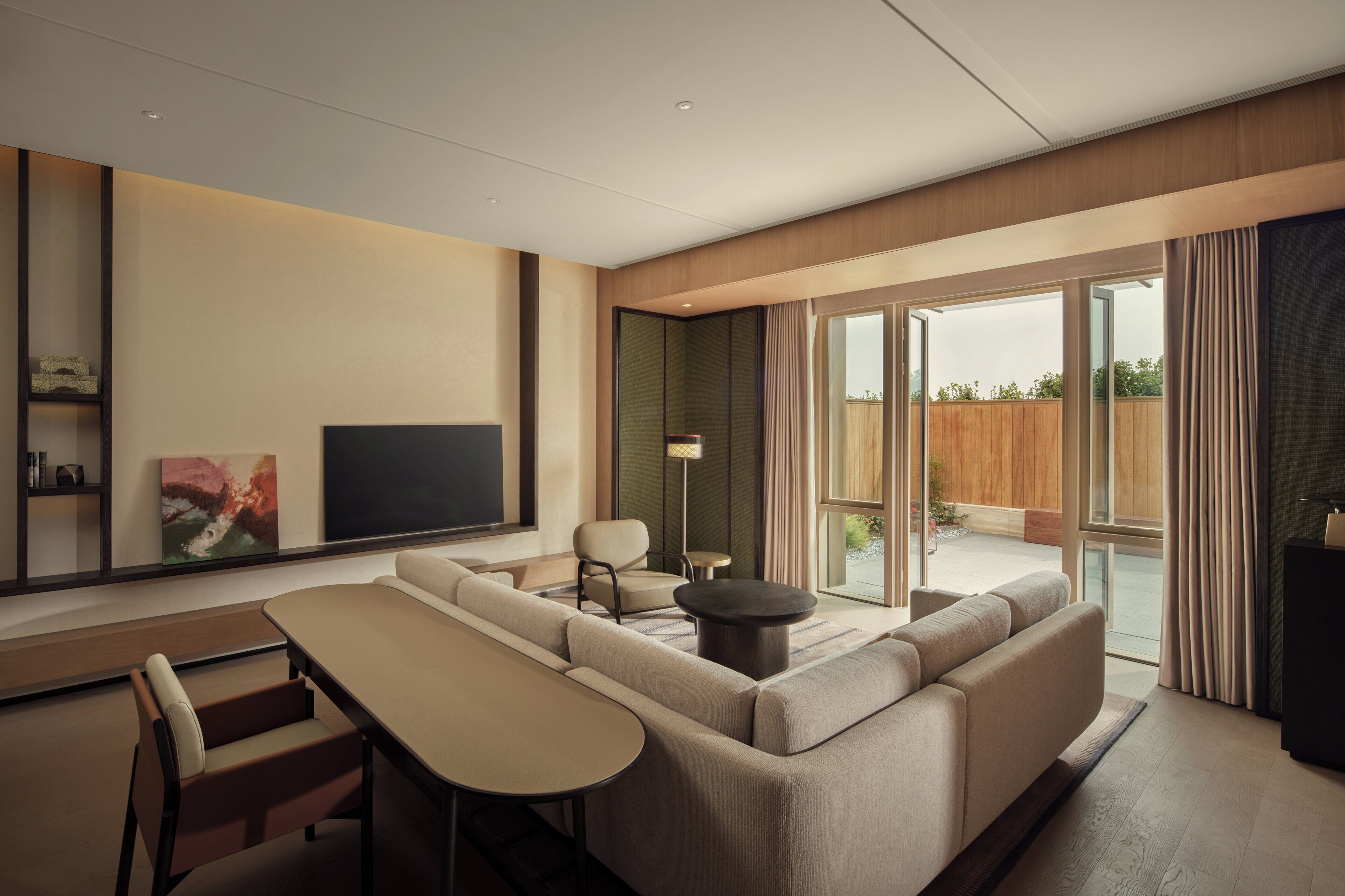 Luxe beddengoed, donzen dekbedden, een minibar, een kluis op de kamer