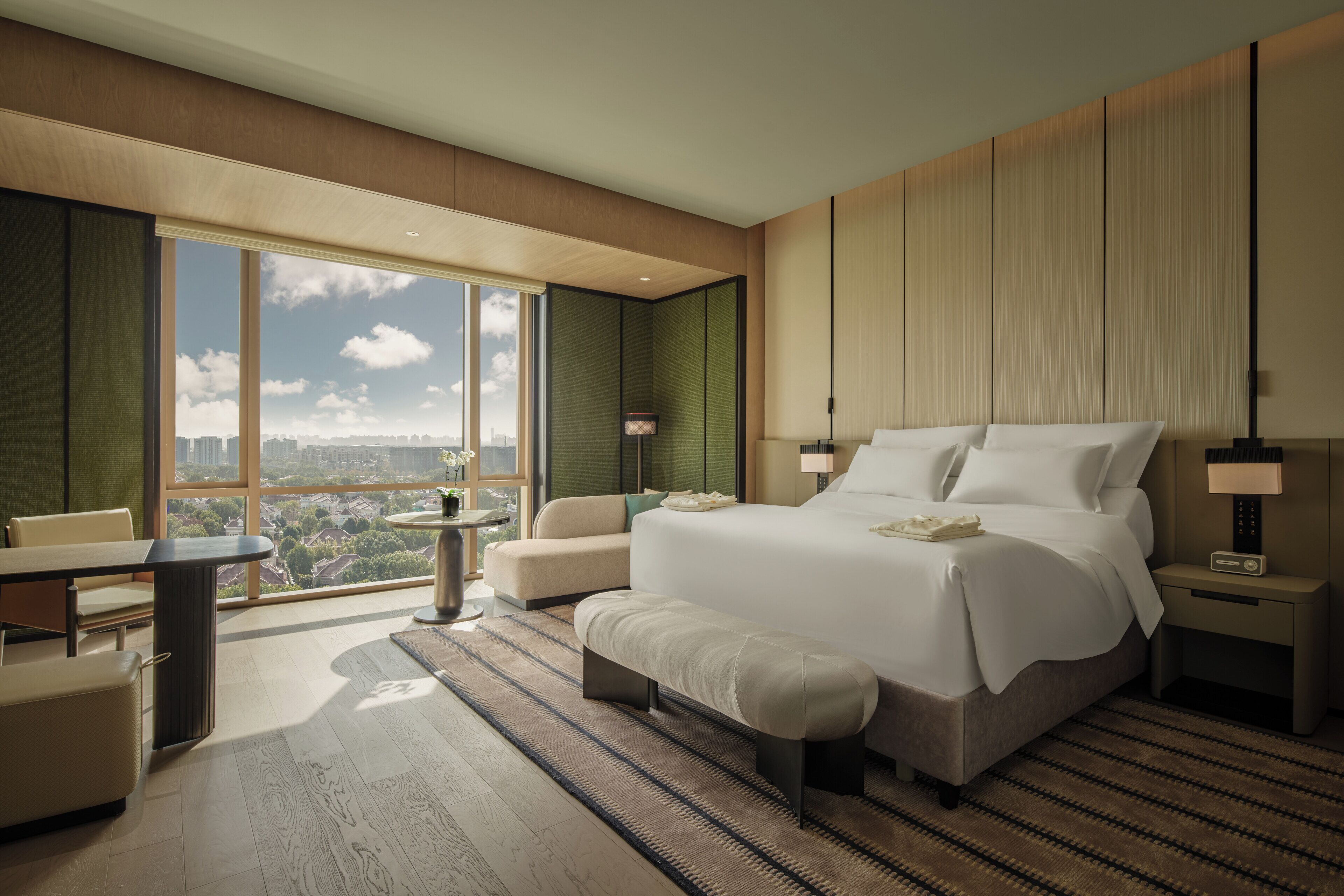 Signature kamer, uitzicht op stad | Luxe beddengoed, donzen dekbedden, een minibar, een kluis op de kamer