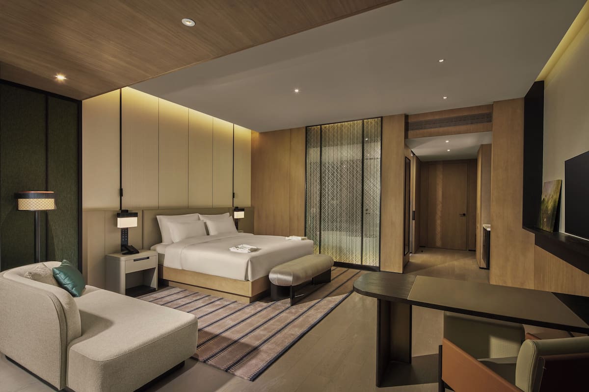 Brankas, ruang kerja ramah laptop, dan tirai kedap cahaya