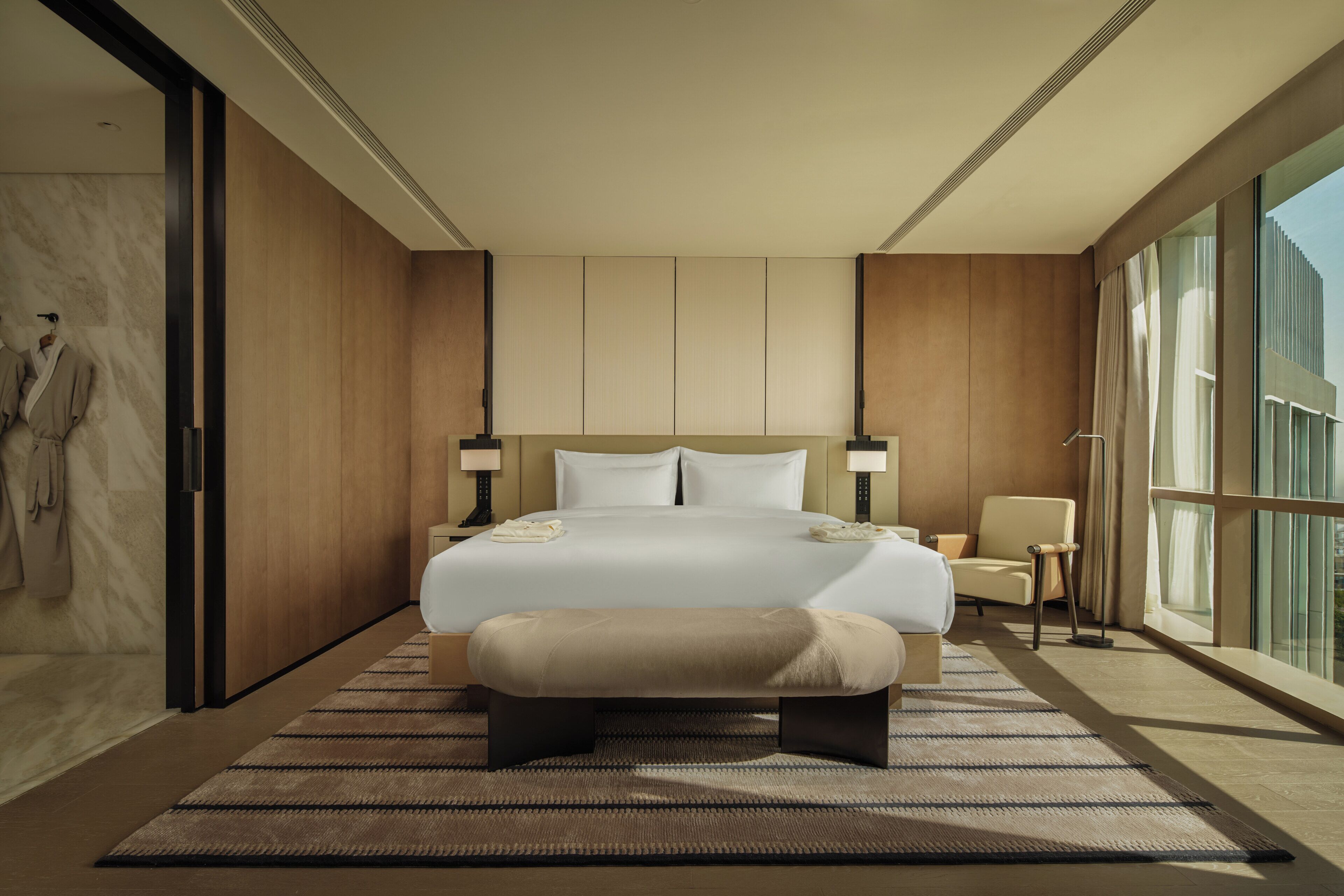 Senior suite, 1 kingsize bed, toegang tot zwembad, uitzicht op stad | Luxe beddengoed, donzen dekbedden, een minibar, een kluis op de kamer