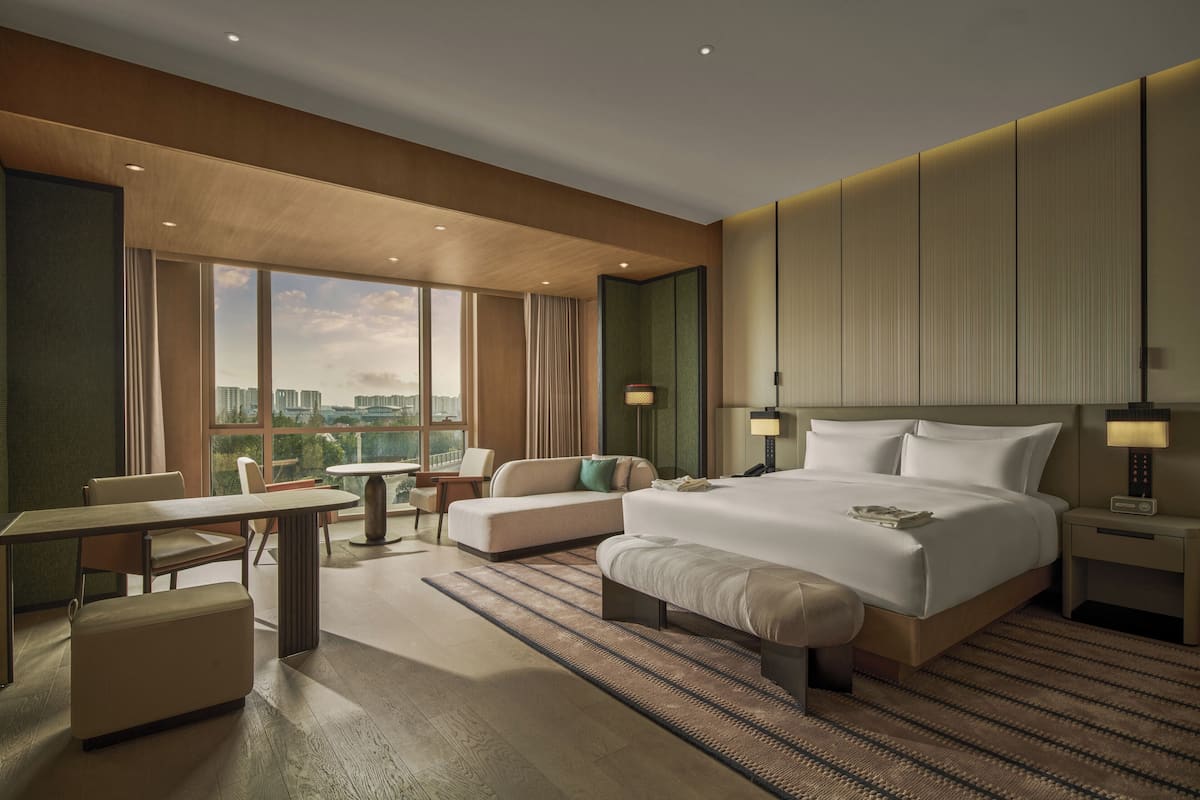 Brankas, ruang kerja ramah laptop, dan tirai kedap cahaya