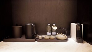 Bathtub dan shower terpisah, pengering rambut, sandal, dan handuk