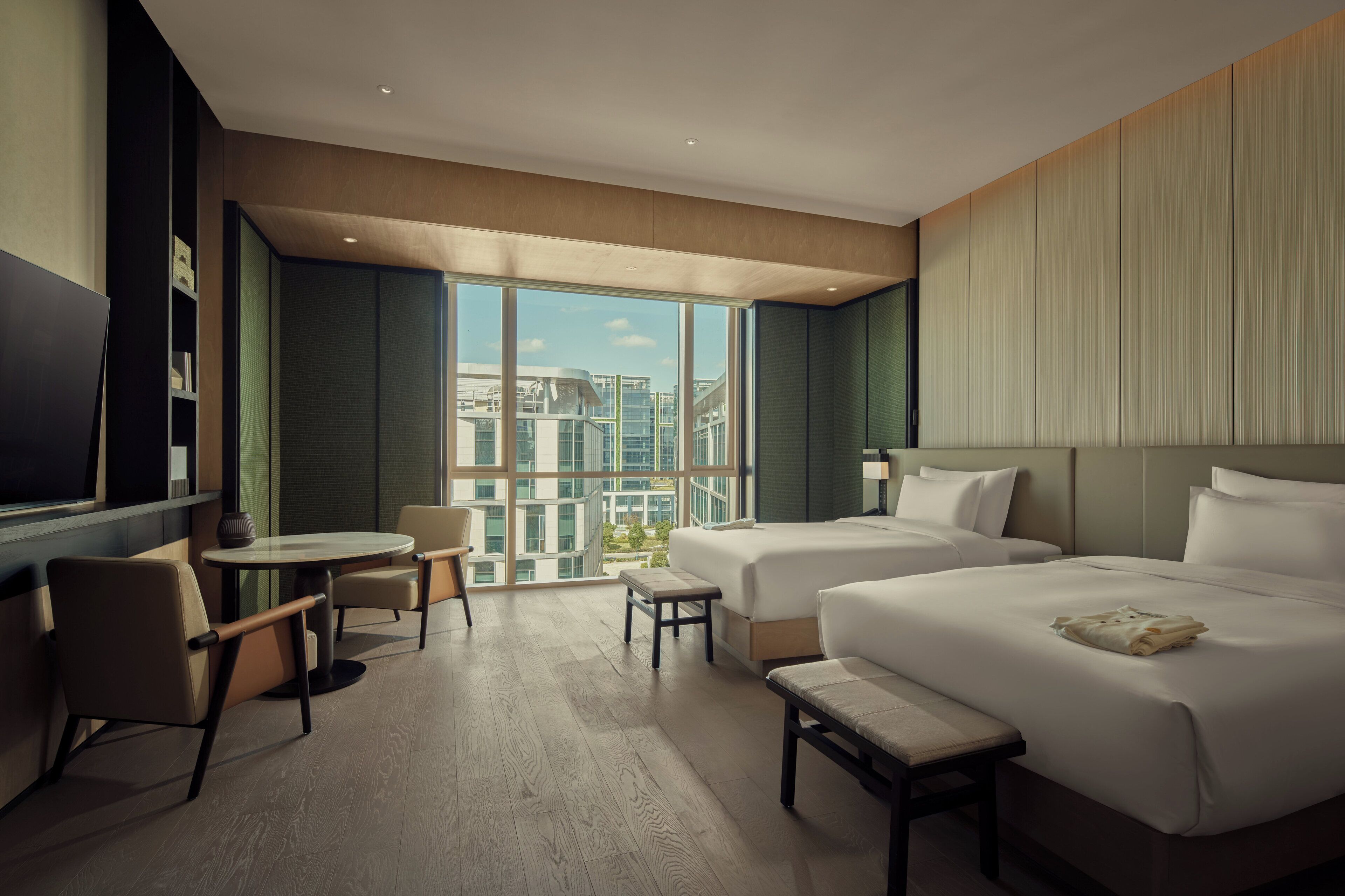 Luxe beddengoed, donzen dekbedden, een minibar, een kluis op de kamer