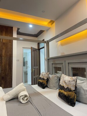 3 habitaciones, tabla de planchar con plancha, internet y ropa de cama 