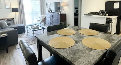 Guest Favorite Condo: Walk to UF Health, Shands, VA, Vet School. Parking & Pool