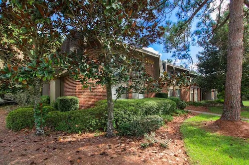 Guest Favorite Condo: Walk to UF Health, Shands, VA, Vet School. Parking & Pool