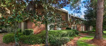 Guest Favorite Condo: Walk to UF Health, Shands, VA, Vet School. Parking & Pool