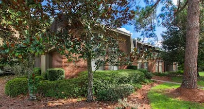 Guest Favorite Condo: Walk to UF Health, Shands, VA, Vet School. Parking & Pool