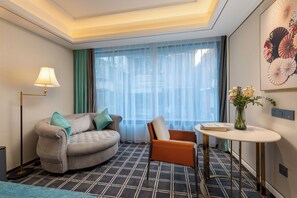 Tomannsrom – business, byutsikt | Safe på rommet, skrivebord og skrivebord for bærbar PC