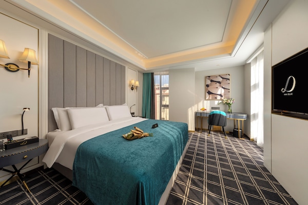 City Double Room, City View | Peti besi dalam bilik, meja, ruang kerja komputer riba