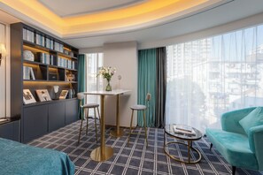 Romantisk suite, byutsikt | Safe på rommet, skrivebord og skrivebord for bærbar PC