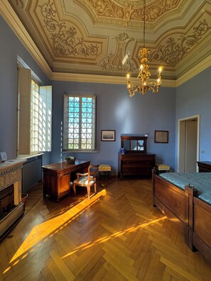 4 habitaciones, tabla de planchar con plancha y acceso a internet 