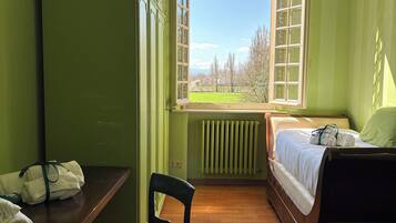 4 slaapkamers, een strijkplank/strijkijzer, internet, beddengoed