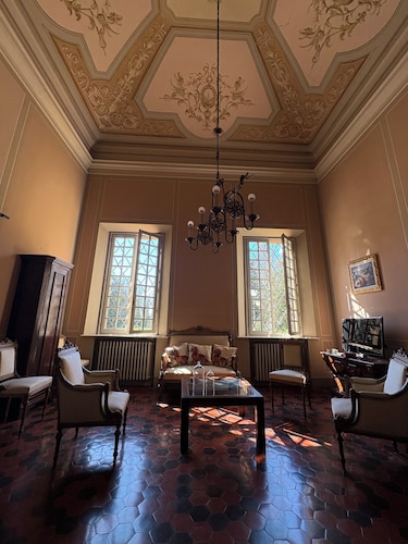 HISTORIC MANSION A STONE'S THROW FROM DOWNTOWN AND NEAR THE HIGHWAY EXIT