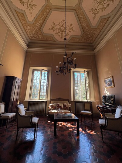 HISTORIC MANSION A STONE'S THROW FROM DOWNTOWN AND NEAR THE HIGHWAY EXIT