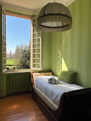 4 bedrooms, iron/ironing board, Internet, bed sheets