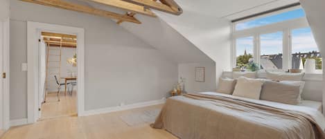 2 bedrooms, desk, free WiFi, bed sheets