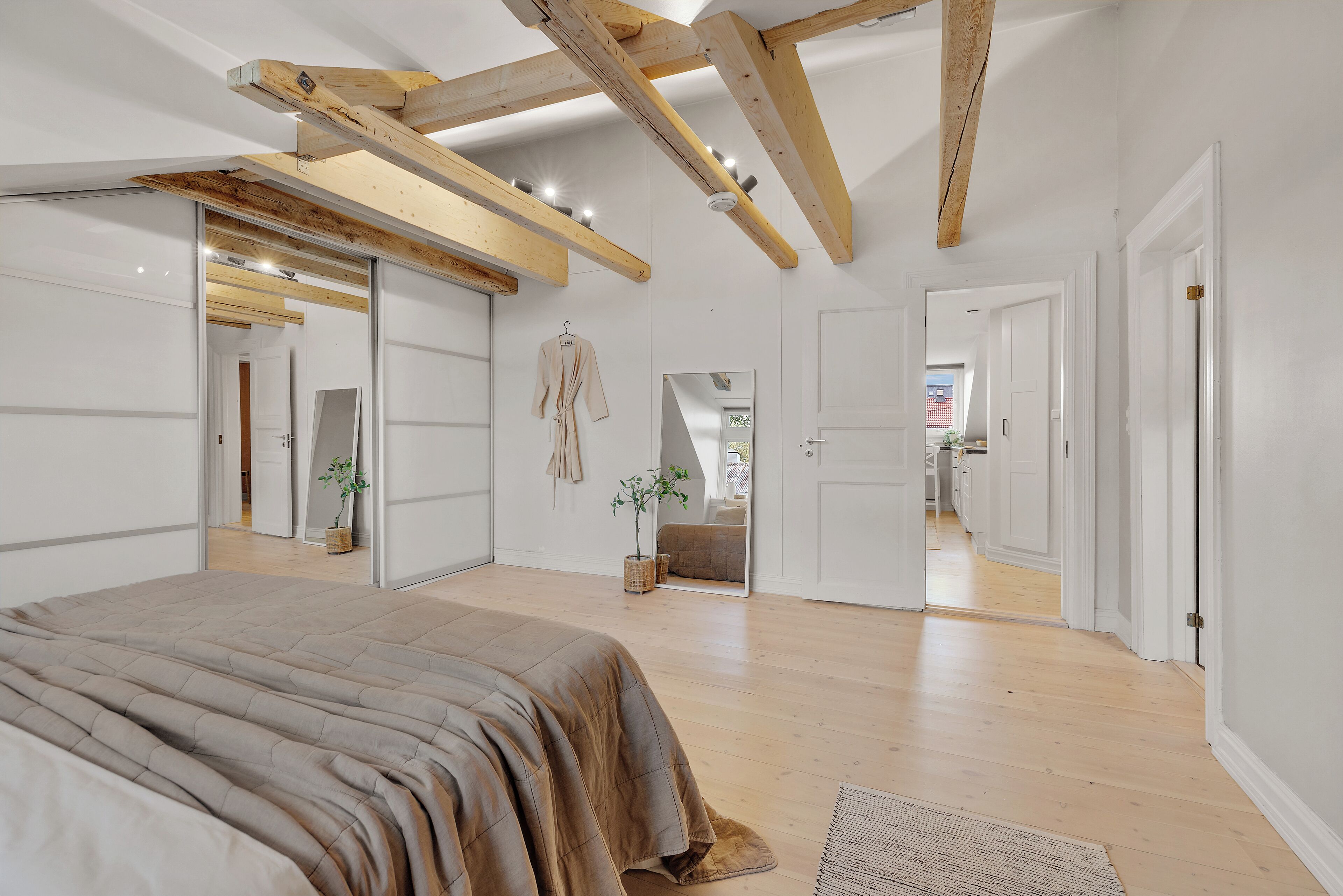 2 多间卧室、办公桌、免费 WiFi、床单