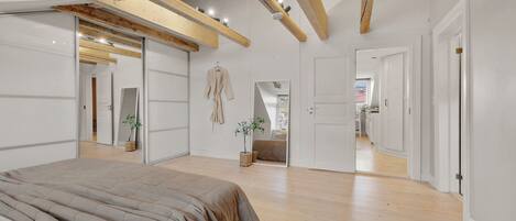 2 室のベッドルーム、デスク、WiFi (無料)、ベッドシーツ