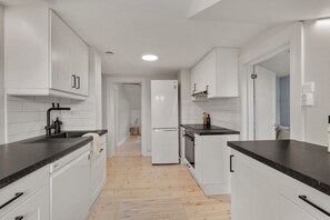 ثلاجة، فرن، موقد طهي مسطح، غسالة أطباق