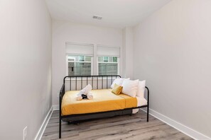 5 bedrooms, desk, iron/ironing board, WiFi