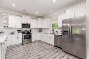 Jääkaappi, mikroaaltouuni, uuni, liesi