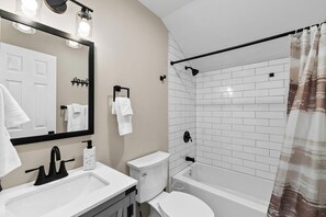 Douche, séchoir à cheveux, serviettes fournies