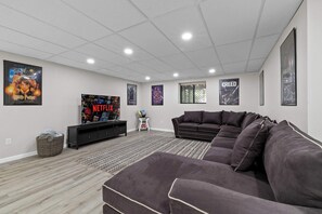 Televisión, chimenea, futbolito y oficina 