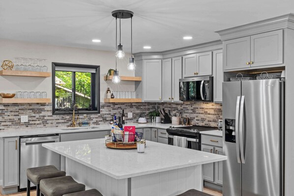 Refrigerador, microondas, horno y parrilla de estufa 