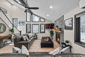 Televisión, chimenea, futbolito y oficina