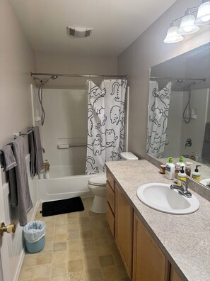 Hair dryer, towels, shampoo, toilet paper - 💥4-bedroom house in Anchorage for a cozy getaway (Anchorage)