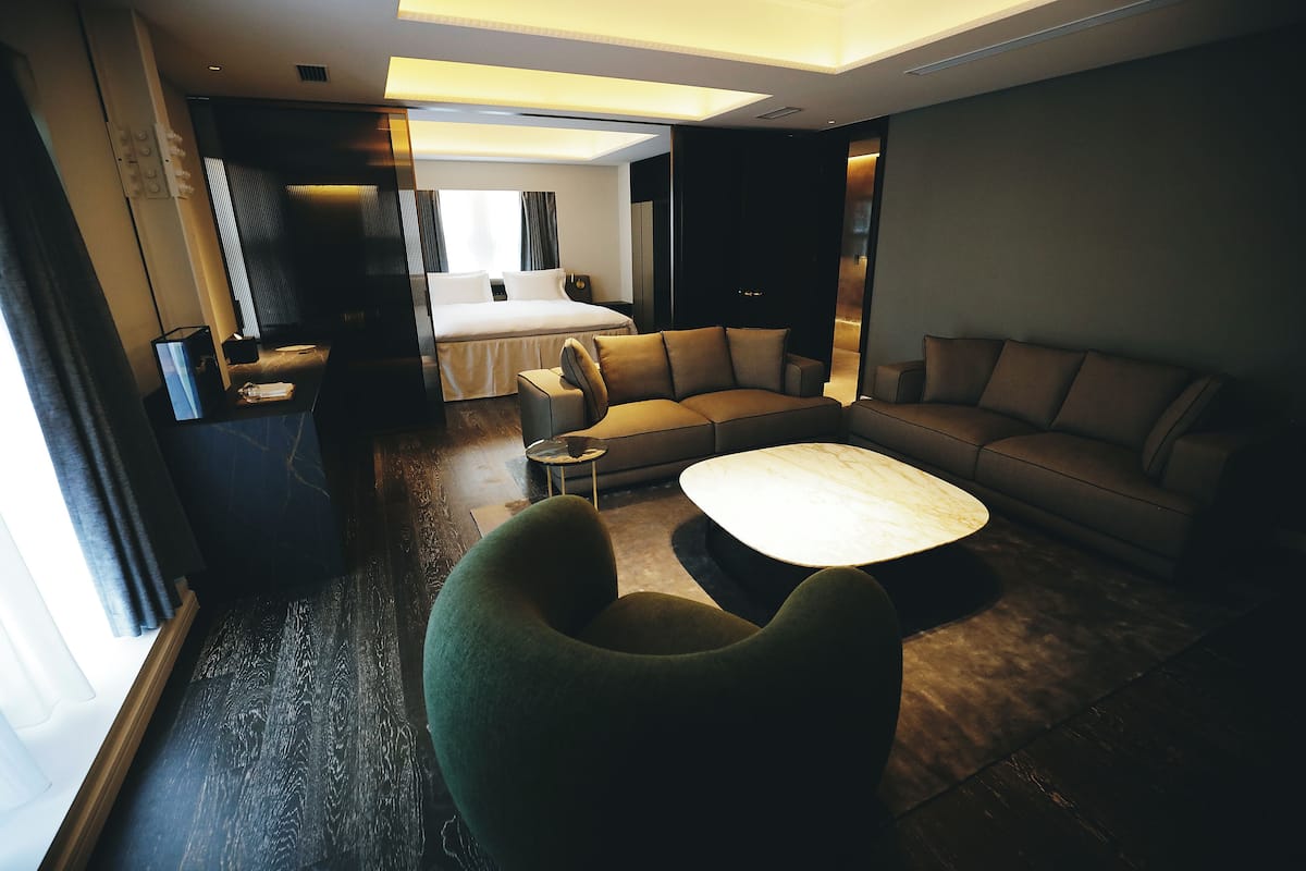 Suite, Multiple Beds, Non Smoking, Private Bathroom | Living area