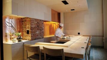 2 restaurants; breakfast and dinner served