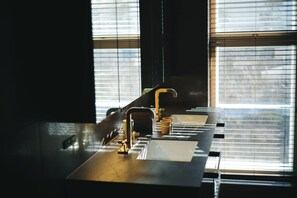 Suite, Mehrere Betten, Nichtraucher, eigenes Bad | Badezimmer | Badewanne und Dusche (separat), Haartrockner, Hausschuhe, Handtücher