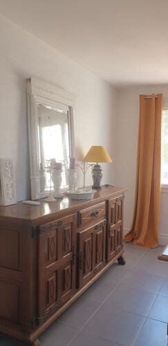Appartement en location saisonnière entre piscine et mer.