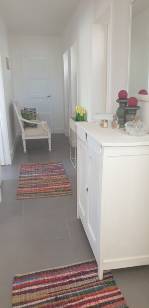 Interior - Seasonal rental apartment between pool and sea. (Arles)