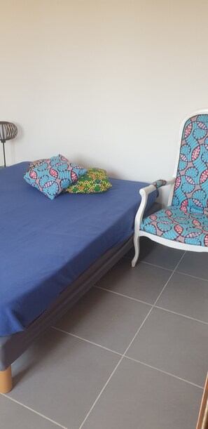 3 dormitorios, tabla de planchar con plancha, cuna de viaje