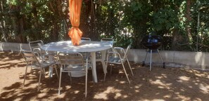 Outdoor dining - Seasonal rental apartment between pool and sea. (Arles)