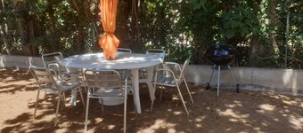 Seasonal rental apartment between pool and sea.