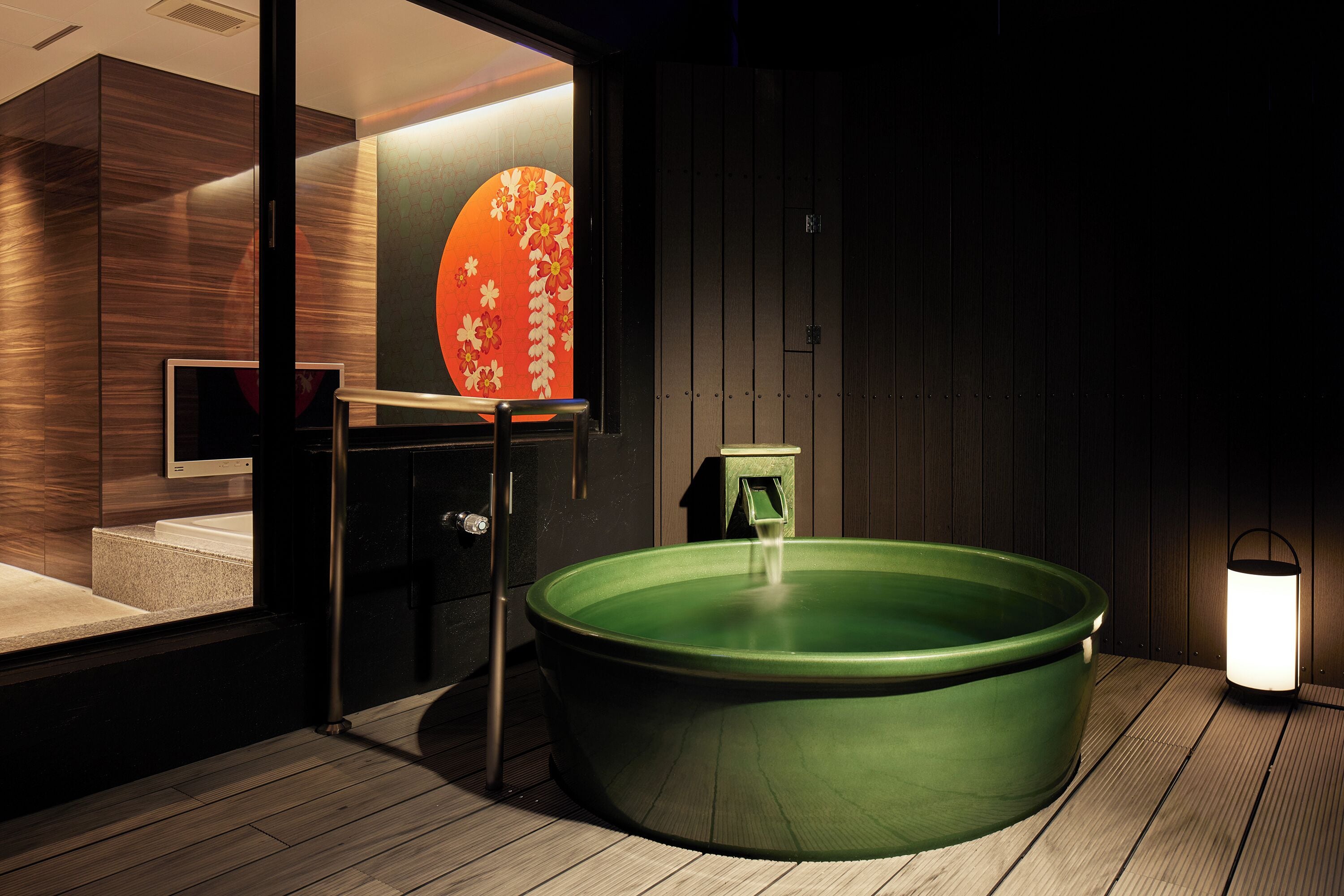 Secador de pelo, pantuflas, toallas, jabón