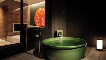 Secador de pelo, pantuflas, toallas, jabón