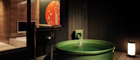 Suite ejecutiva | Baño | Secadora de cabello, batas, pantuflas, toallas