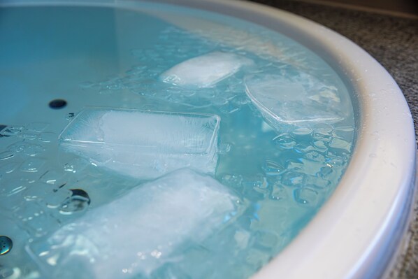 A bathtub filled with ice cubes. - Nagoya HOTEL HOQA Hanaironoyu (Nagoya)