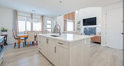 Lake Getaway-4Bed/4Bath Home-Chestermere