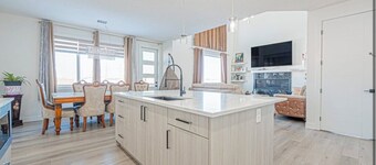 Lake Getaway-4Bed/4Bath Home-Chestermere