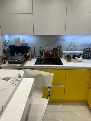 Refrigerador, microondas, horno, placa de cocina