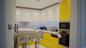 Lemari es, microwave, oven, dan kompor