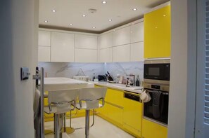 Fridge, microwave, oven, stovetop - Westminster Apartment- Prime Location-free Parking (London)