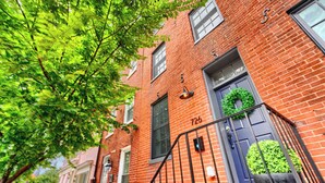 A red brick building with a black door, a number '726' above the door, and a small black mailbox on the right side. - Bright & Beautiful 4BR Home + Parking, Walk to Harbor & Stadiums (Baltimore)